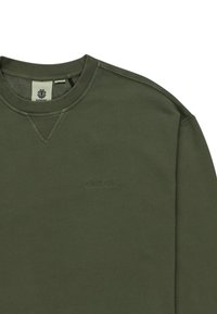 Felpa verde oliva con colletto a girocollo a costine, cuciture sulle spalle con texture e logo ricamato in modo discreto sulla parte anteriore. Materiale morbido.