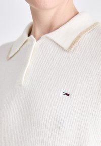Tommy Jeans GLITTER SWEATER - Jersey de punto - ivory
