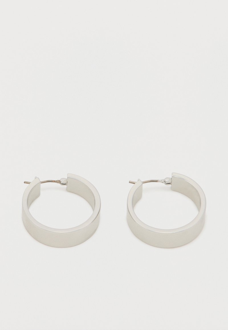 Srebrne hoop uhani z gladkim, poliranim zaključkom, s krožno obliko in odprtim zapiranjem.