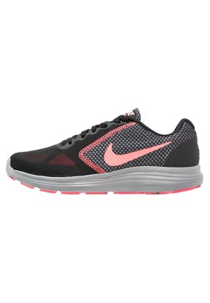 Chaussure de course Nike noire et grise avec logo swoosh rose, détails roses, semelle grise et accents roses sur la semelle extérieure inférieure.