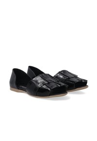 Černé kožené boty na slip-on s hladkým povrchem, vystupujícími vrstvenými designem na přední části a otevřenou špičkou, doplněné hnědou podrážkou.