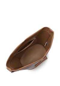 Sac fourre-tout en cuir marron avec une surface texturée et des accents lisses. L'intérieur comprend une poche zippée et un compartiment spacieux.