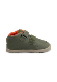 Zapato de cuero verde con doble correa de velcro, interior naranja, suela de goma, punta redonda y logotipo grabado en el lateral.