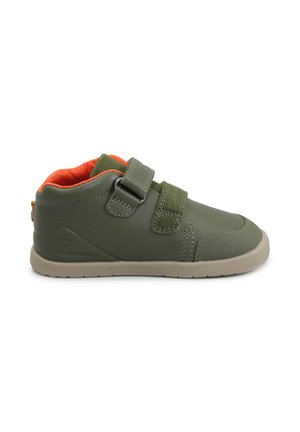 Zapato de cuero verde con doble correa de velcro, interior naranja, suela de goma, punta redonda y logotipo grabado en el lateral.