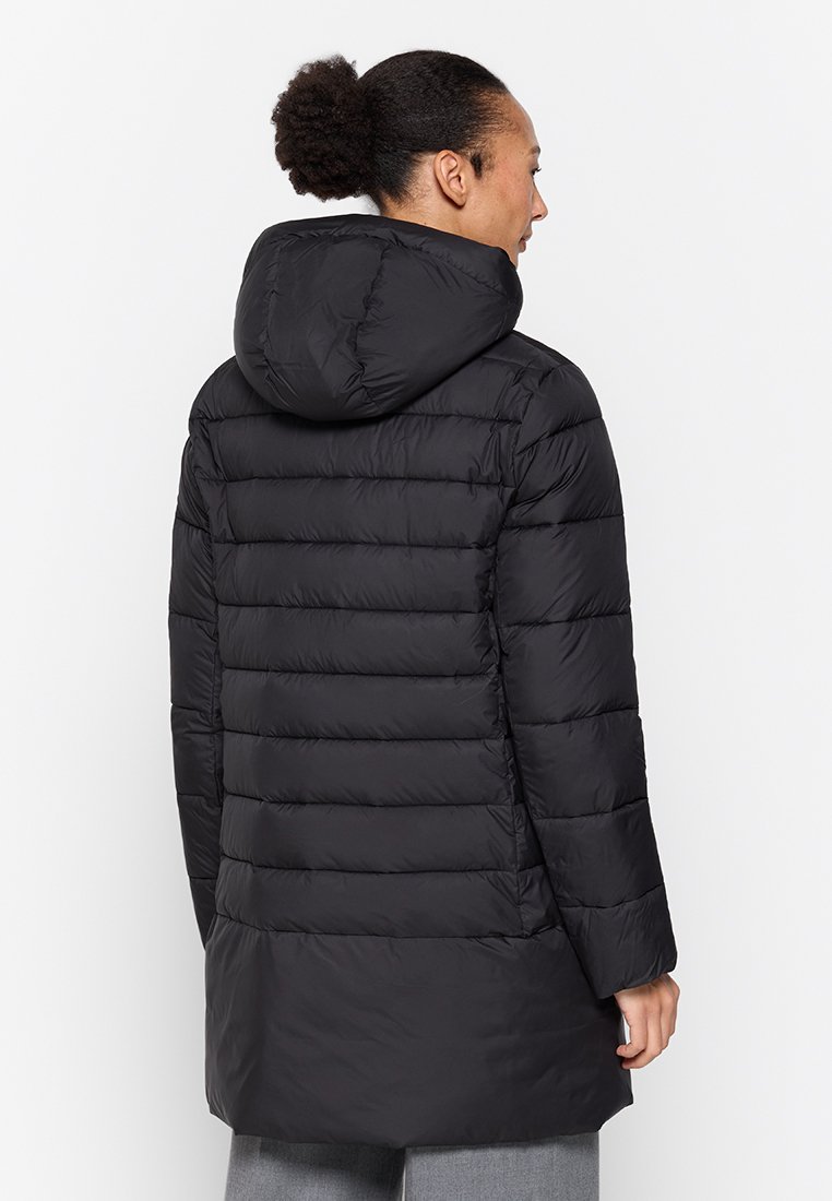 Giacca a vento nera con cappuccio, caratterizzata da sezioni trapuntate verticali e un taglio dritto. Texture liscia e design di lunghezza media.