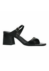 Sandales à talons en cuir noir avec un bout carré, une bride de cheville ajustable et un talon bloc. Présente un accent de boucle décorative sur la sangle.