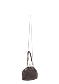 Borsa a rete metallica in viola scuro e argento, con un design arricciato, una maniglia corta con perline e una lunga tracolla a catena. Accenti in hardware argentato.