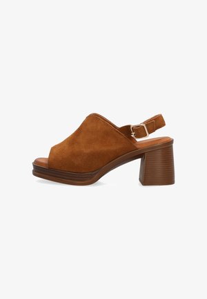 Brun ruskind åbentået slingback sandal med en tyk hæl og justerbar spænde-rem.
