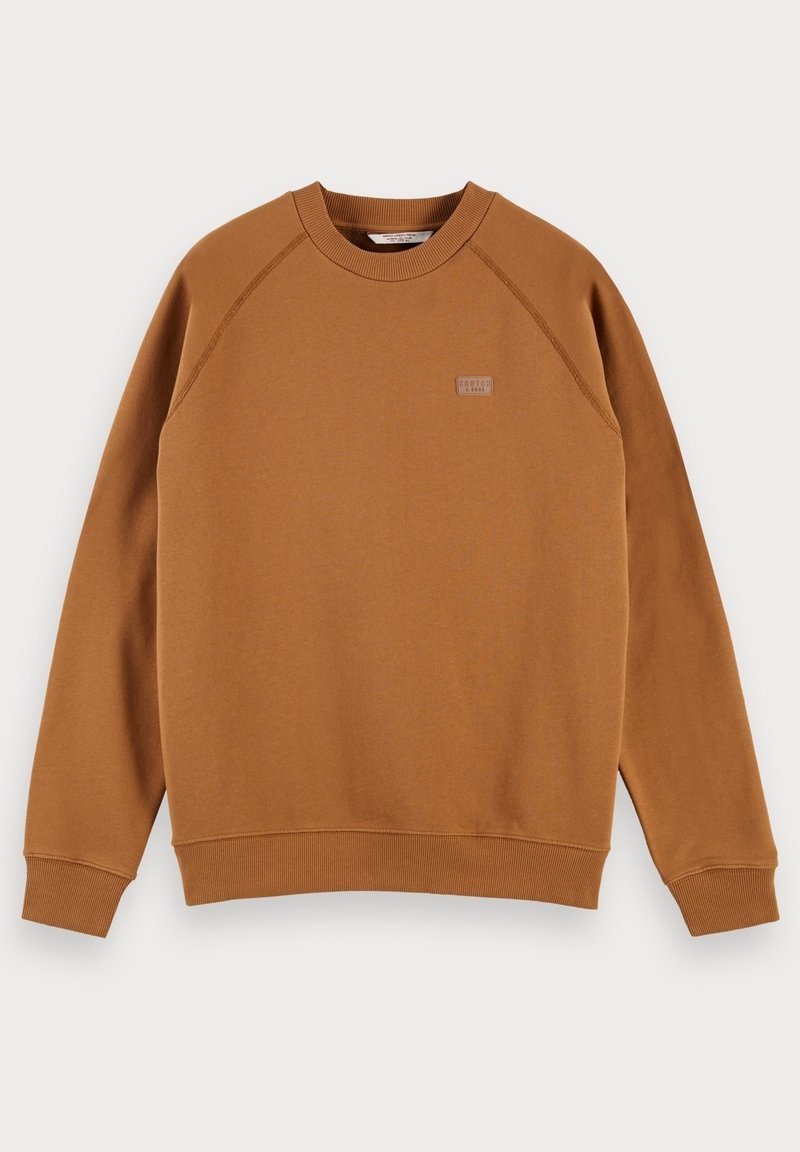 Bruine sweatshirt met lange mouwen en een ronde hals, voorzien van geribde boorden aan de mouwen en zoom, met een klein rechthoekig merklogo op de linkerkant van de borst.