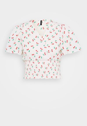 Biały krótki top z marszczeniem, bufiastymi rękawami, marszczonym pasem oraz czerwonym wzorem czereśni z zielonymi liśćmi. Gładka faktura materiału.
