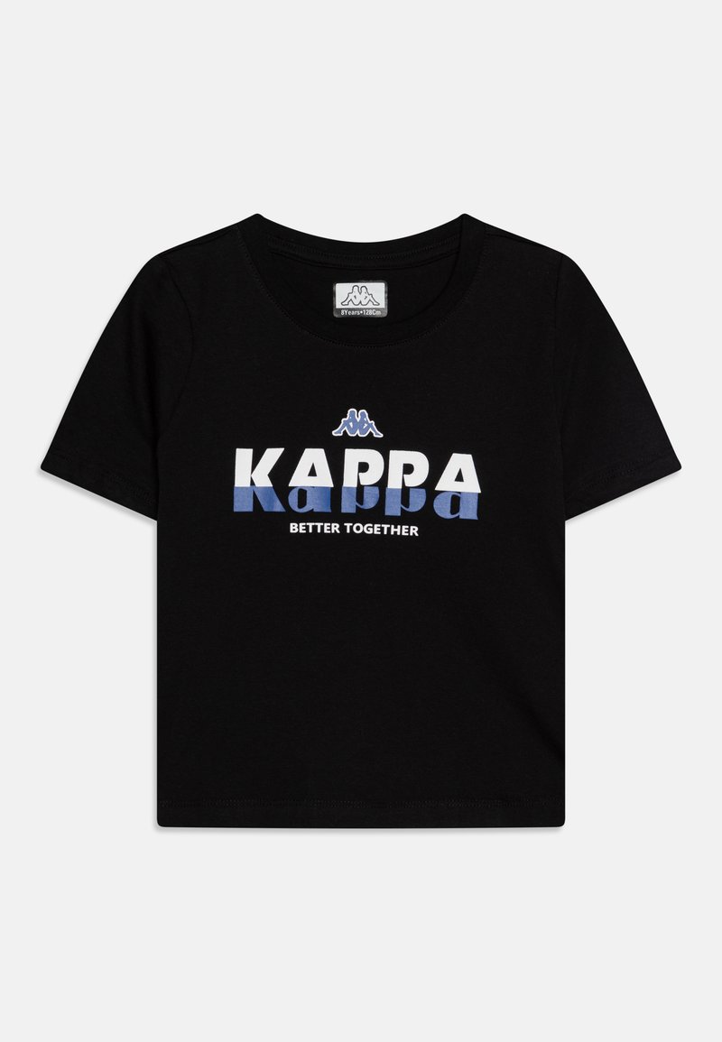 Črna bombažna majica s krožnim izrezom, na kateri je v bold beli in modri pisavi napisana "KAPPA" z napisom "BETTER TOGETHER" spodaj.