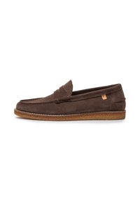 Brune suede loafers med stikninger, en flad sål og et lille logo tag på siden. Slankt design med en afrundet tå.