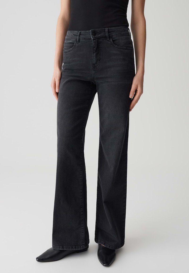 Jean noir taille haute avec un design évasé, confectionné en denim. Présente une disposition classique à cinq poches et des détails de couture subtils.