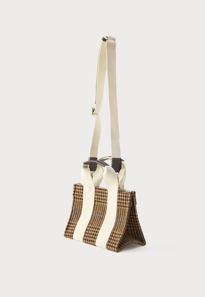 Petit sac à main rectangulaire marron à carreaux avec de larges anses verticales crème, une poignée noire et une longue bandoulière réglable crème.