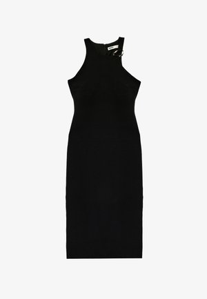 Czarna midi sukienka bez rękawów z wysokim kołnierzem i ozdobną srebrną klamrą na jednym ramieniu.