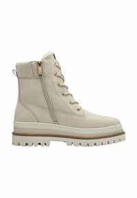 Bottines beiges avec une finition en cuir texturé, quincaillerie dorée pour le laçage, fermeture éclair sur le côté et une semelle plateforme blanche épaisse avec un accent marron.