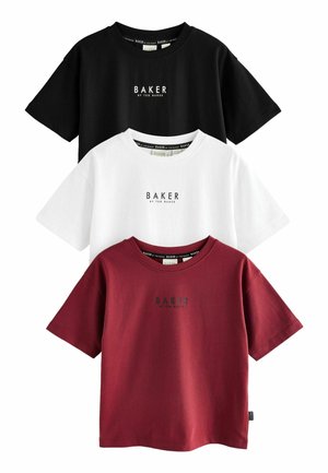 Tres camisetas de manga corta en negro, blanco y burdeos, con el texto "BAKER" en negro en el pecho, hechas de algodón suave.