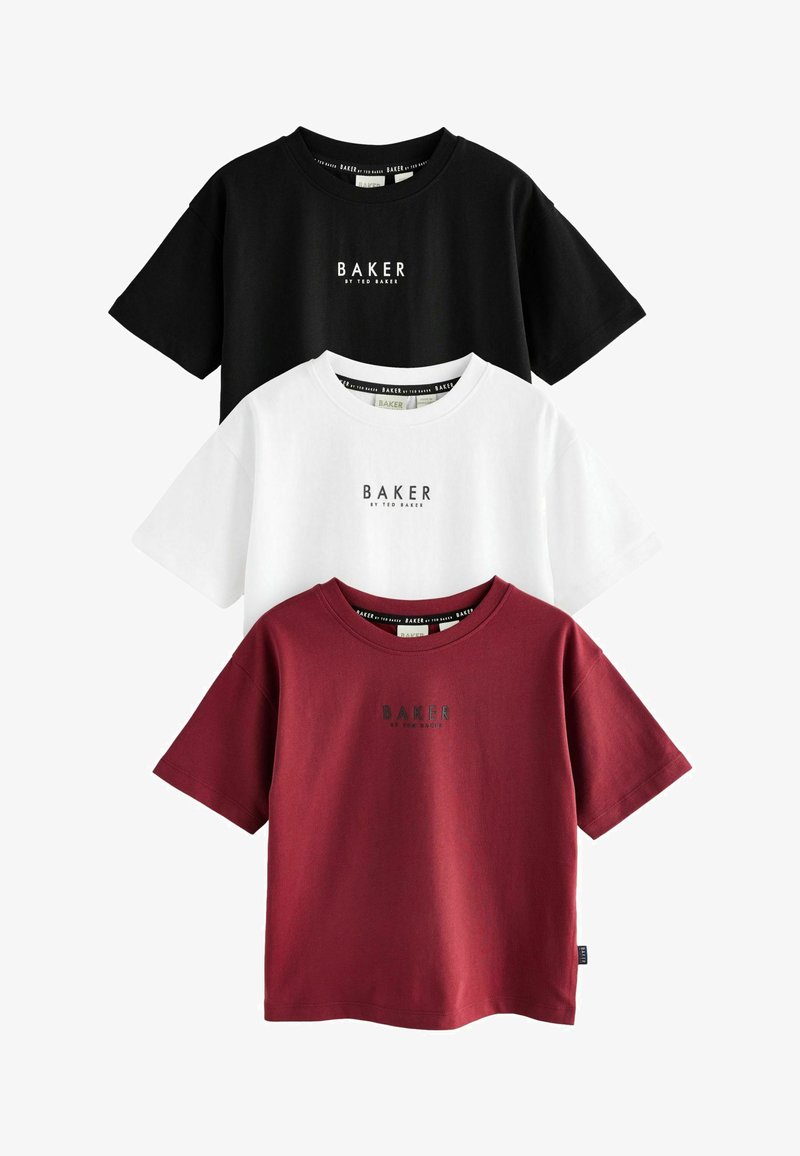 Tri kratke majice s kratkimi rokavi v črni, beli in burgundski barvi, z napisom "BAKER" v črni barvi na prsih, izdelane iz gladkega bombaža.