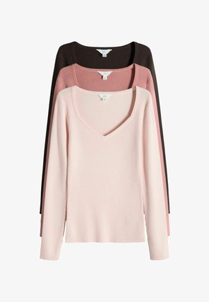 Tre ribbede langærmede sweatere lagt ovenpå hinanden i farverne lys pink, støvet rosa og mørkebrun med firkantede og V-udskæringer.