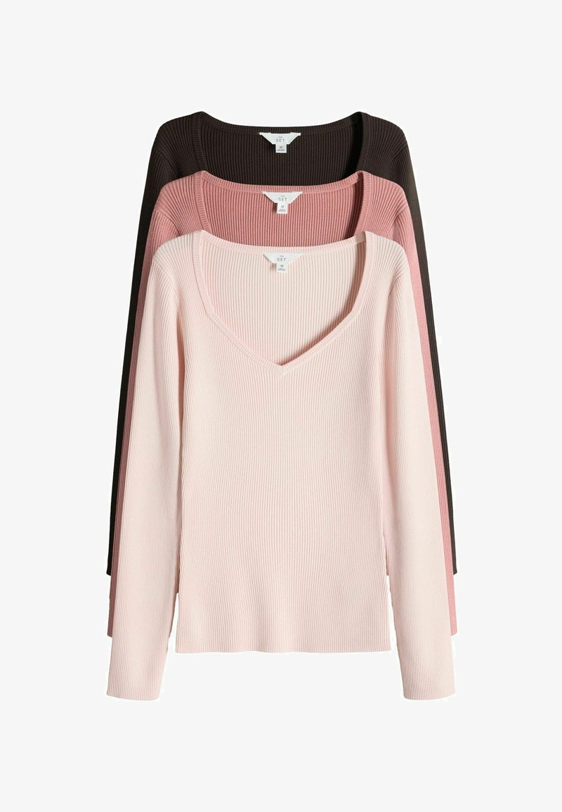 Trois pulls à manches longues côtelés empilés, couleurs rose clair, vieux rose et brun foncé avec encolures carrée et en V.