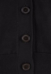 Zwarte gebreide cardigan met zes ronde, donkere knopen aan de voorkant, voorzien van geribde manchetten en zoom. Gladde textuur en een consistent patroon.