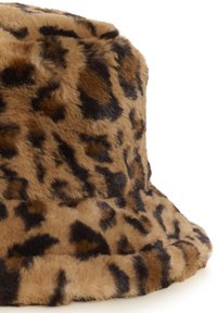 Kapa u obliku kante s leopard uzorkom, izrađena od mekanog umjetnog krzna, s zaobljenim vrhom i širokim, fleksibilnim rubom u nijansama smeđe i crne boje.