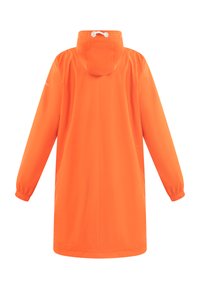 Oranje waterdichte lange jas met een capuchon, elastische manchetten en trekkoorddetails. Gladde textuur, met een rechte snit voor gemakkelijke beweging.