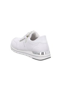 Scarpa sportiva bianca con parte superiore testurizzata, chiusura con lacci e zip, dettaglio argentato sul tallone e suola in gomma resistente.