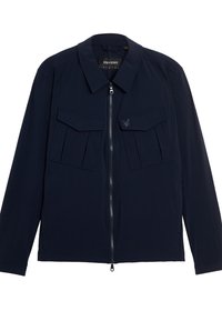 Giacca blu navy realizzata in tessuto leggero con zip frontale, due tasche al petto e un logo discreto sulla tasca sinistra.