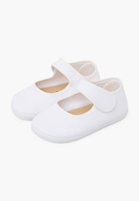 Weiße Leinenschuhe im Mary-Jane-Stil mit runder Spitze, verstellbarem Klettverschluss, weichem Innenfutter und Gummisohlen.