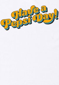 Jasně oranžový a modrý stylizovaný text s nápisem "Mějte den s Pepsi!" na jednoduchém bílém pozadí.