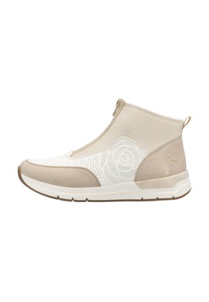 Chaussure beige et blanche avec fermeture éclair, dotée de panneaux perforés, d'accents texturés et d'une semelle en caoutchouc. Matériaux lisses et en daim utilisés.