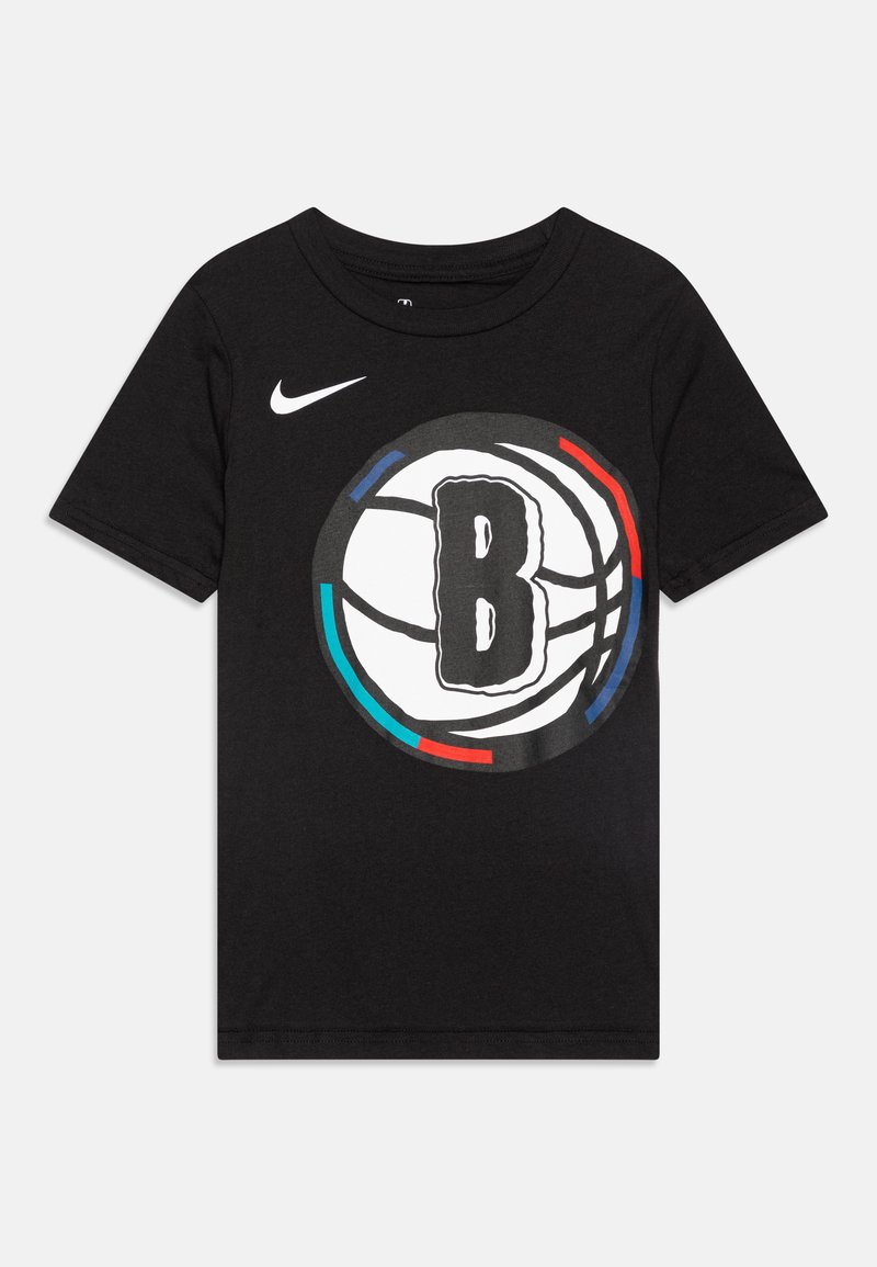 Svart bomull t-skjorte med et stort sirkulært basketballgrafikk med en fet bokstav "B" som er akkompagnert av røde, blå og hvite konturer.