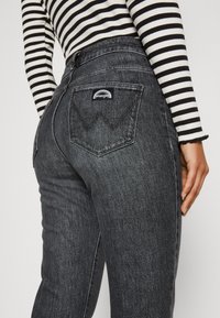 Wrangler FLARE - Jean flare - washed black