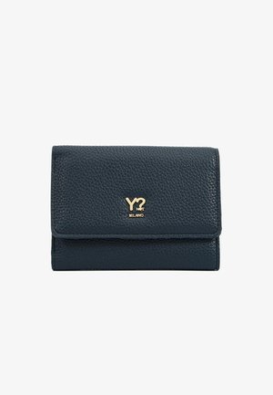 Portafoglio in pelle texturizzata di un blu scuro con design pieghevole, caratterizzato da un accento del logo dorato. Forma compatta e rettangolare con bordi cuciti.