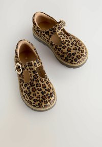Chaussures à imprimé léopard avec un design à bride T, texture semblable à du daim et bout arrondi. Présente un détail de boucle et une semelle en caoutchouc.