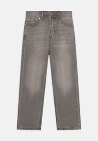 Egyenes szárú szürke farmernadrág öt zsebbel, gombos rögzítéssel és láthatóan kifakult részletekkel az elülső combokon.