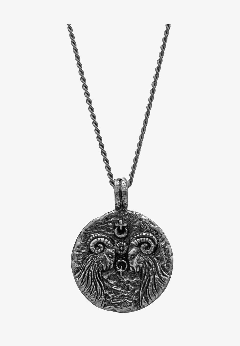 Silberfarbener Anhänger mit runder Form, der zwei Widderköpfe, filigrane Verzierungen und Symbole zeigt, aufgehängt an einer gedrehten Kette.