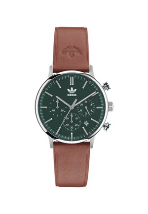 Montre à cadran vert avec des éléments en argent, bracelet en cuir marron, fonctions chronographe et un affichage de la date près de 4 heures.