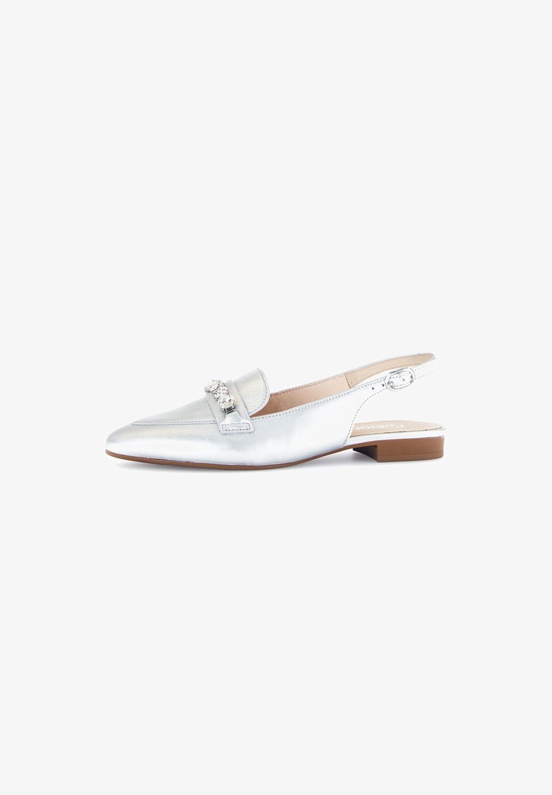 Srebrne metaliczne buty slingback z wydłużonym czubkiem, płaskim obcasem i dekoracyjnym zapięciem z przodu. Gładka tekstura, minimalistyczny design.
