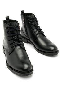 Czarne skórzane botki za kostkę o gładkim wykończeniu, z zapięciem na sznurówki i bocznym zamkiem; z okrągłym noskiem i niskim słupkowym obcasem.