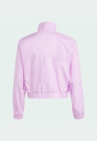 Svetle růžová zkrácená bunda s vysokým límcem, elastickými manžetami a staženým pasem, vyrobená z hladké, lehké látky.