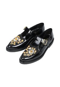 Czarne lakierowane buty z szpiczastym noskiem, zdobione misternym haftem w kolorze żółtym i białym, z boku zapięciem na klamrę.