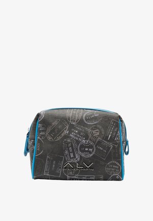 Borsa cosmetica nera con motivo di timbri passaporto, zip blu e superficie testurizzata. Dimensioni approssimative: 25 cm di larghezza.