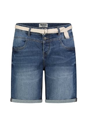 Jeansshorts mit aufgerollten Bündchen und Vordertaschen, mit einem geflochtenen weißen Stoffgürtel, der durch die Gürtelschlaufen gezogen wird.