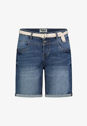 Denim shorts met opgerolde zomen en zakken aan de voorkant, voorzien van een wit gevlochten stoffen riem door de riemlussen.