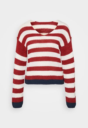 Sarkans un balts svītrots adīts džemperis ar īsu dizainu un tumši zila apmale. Iespējas: garas piedurknes un plaša V veida kakla izgriezums.