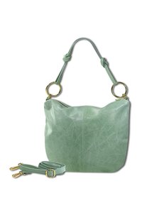 Groene leren schoudertas met gerimpelde textuur, gouden ringhardware en een afneembare schouderband. Voorzien van een ritssluiting aan de bovenkant.