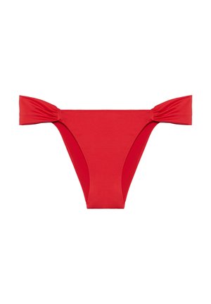 Bas de bikini rouge avec des accents de nœud de chaque côté, design sans coutures et texture lisse. Les ouvertures de jambe haute mettent en valeur la silhouette.