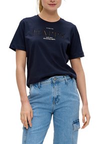T-shirt en coton bleu marine à manches courtes, avec un graphique en relief "HAPPY" et un texte supplémentaire en blanc cassé. Associé à un jeans bleu clair.